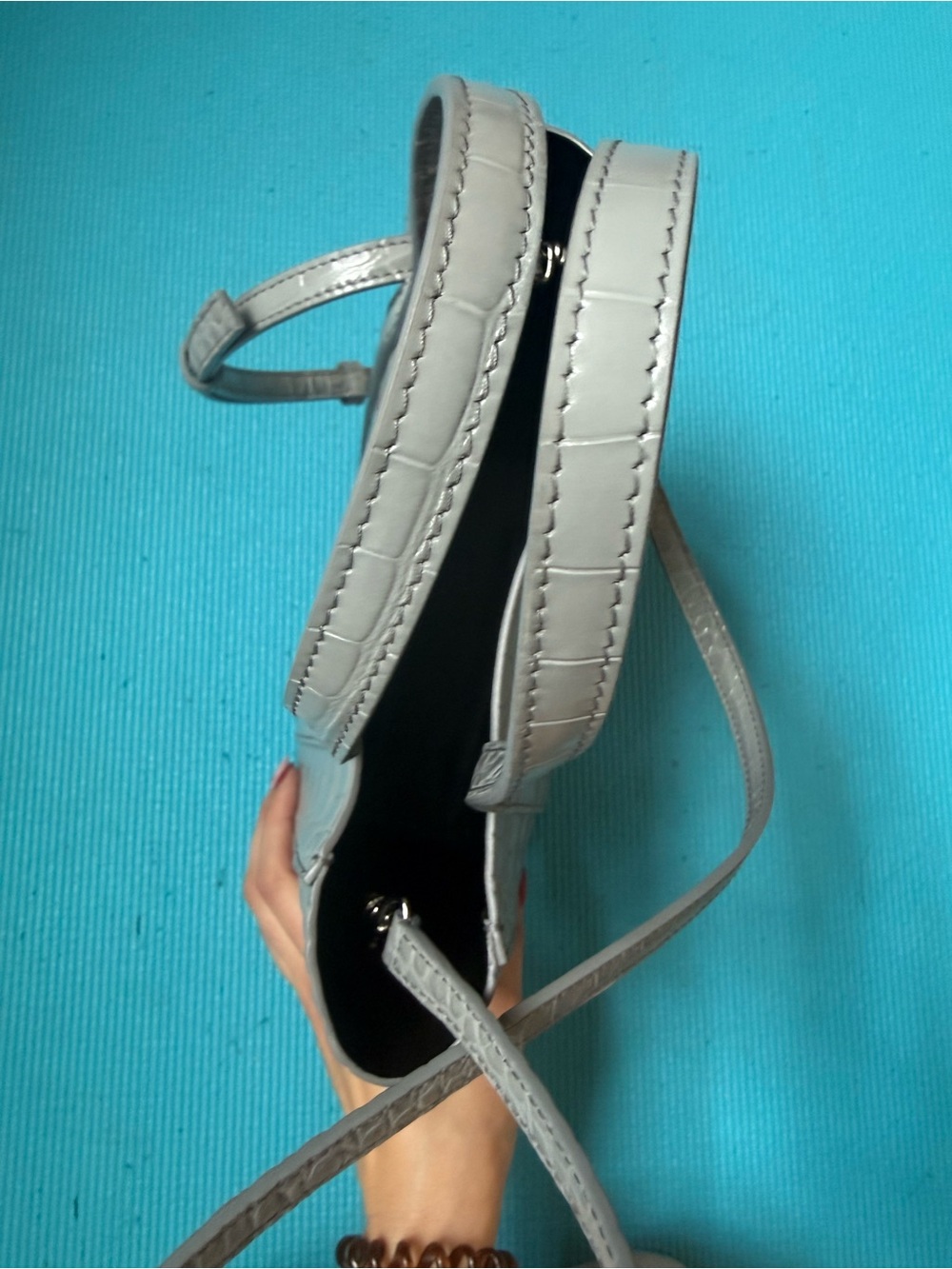 BALENCIAGA
Shiny Calfskin Logo Crocodile Embossed Everyday Tote Grey - Picture 6 of 14